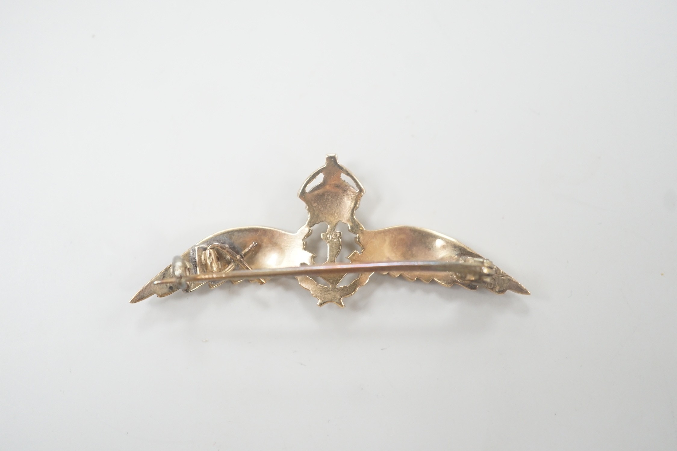 A 9ct RAF sweetheart’s brooch, 40mm, 2.6 grams.